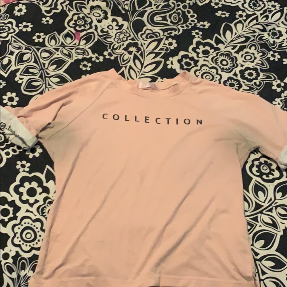 A short sleeve shirt.